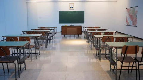书桌学习场景图